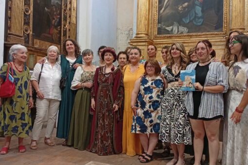 Naila davanti ai suoi cinque disegni durante la presentazione del libro Tinte di Streghe a Pergola.