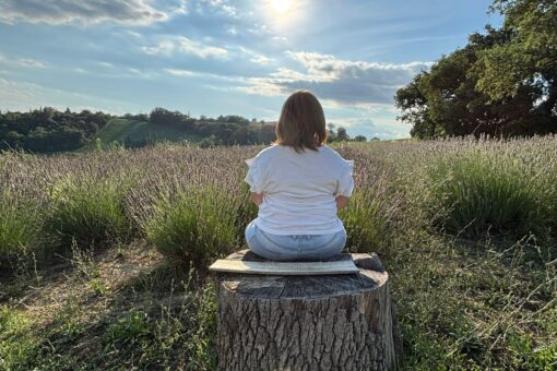 Naila nel campo La Lavanda del Poggio a Pergola tra i filari di lavanda.